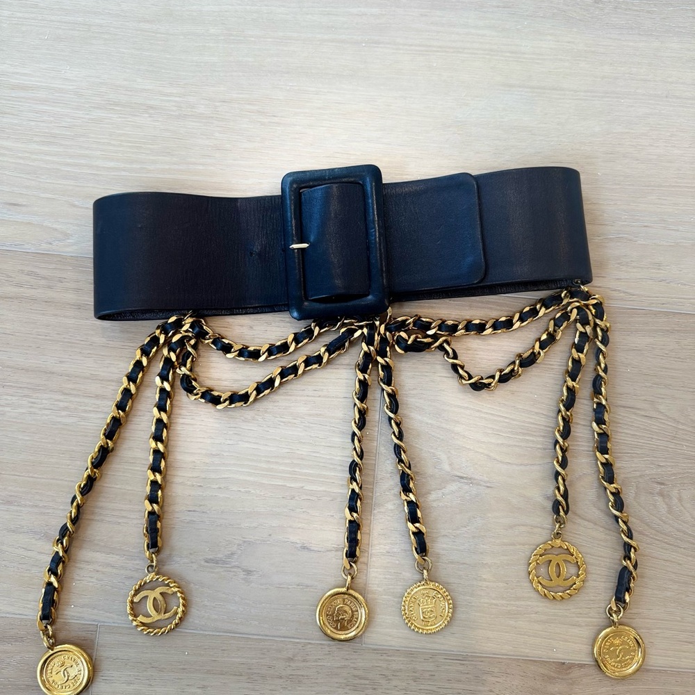1993 Chanel Leather Belt with Charm Black Golden - Picture 9 of 10